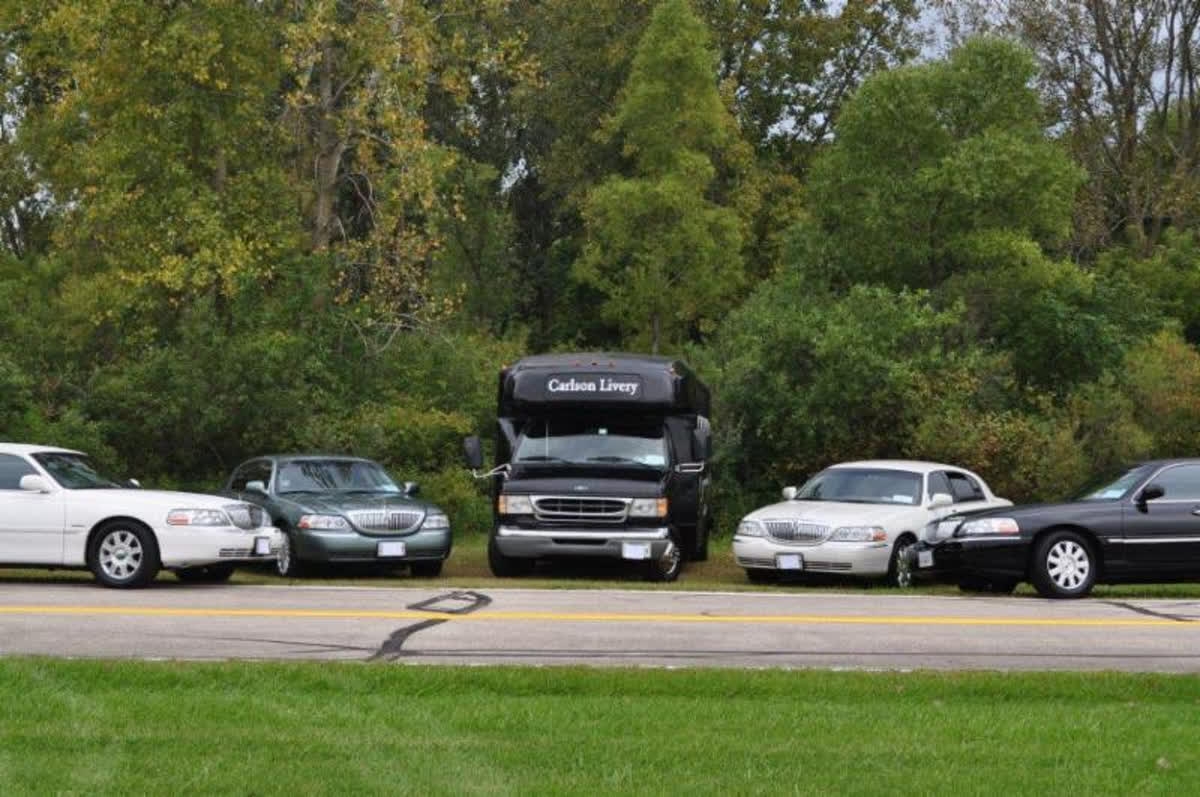 CarlsonLimo's tweet photo. Our fleet - Lincoln town car sedans, Ford Explorers, &amp; Lincoln town car stretches.   847-515-1111 https://t.co/KnwySBLUEE