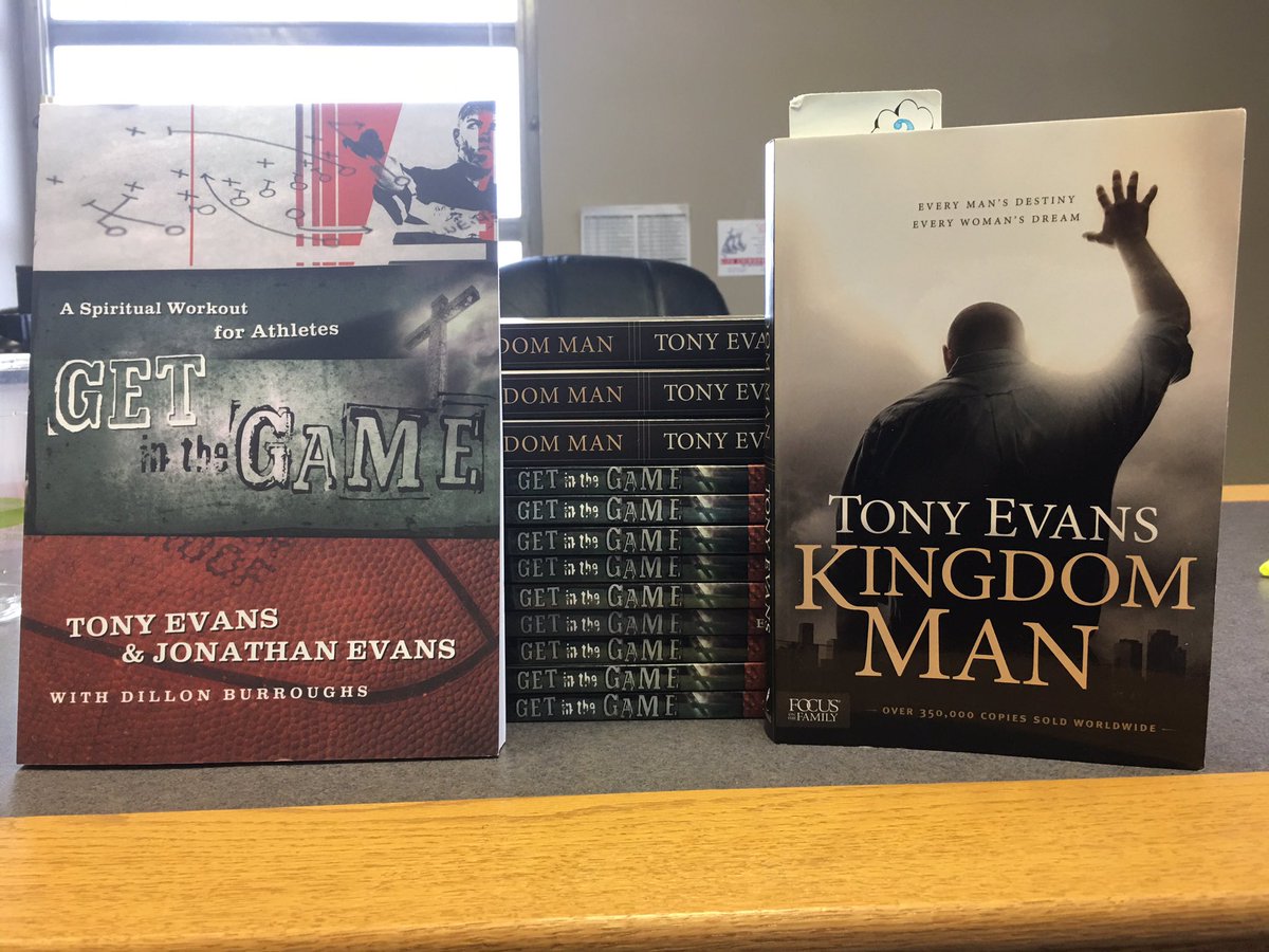 CoachGraw's tweet photo. Building up our team books and devotional’s. Excited for the fall and the group of guys we are bringing in. #EBCMen’sBasketball #KingdomMen #SpiritualWorkout #BodySoulSpirit https://t.co/CvpiYUFCFA