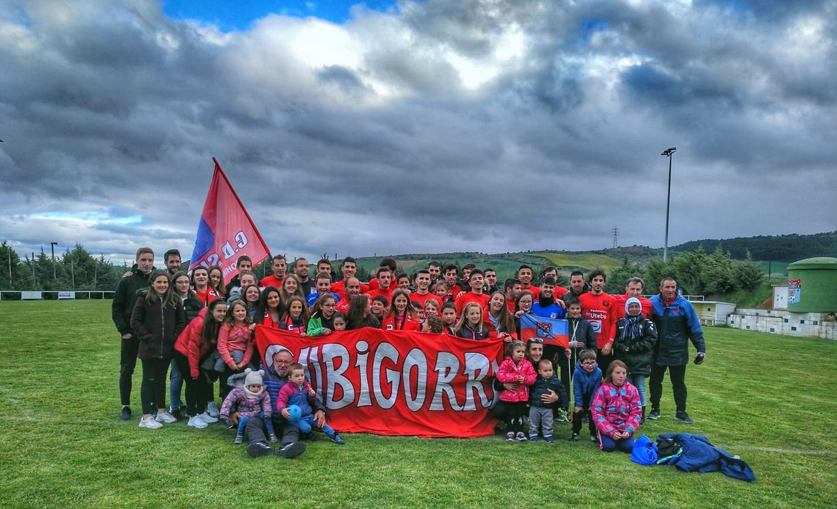 @ardoifutbol <a href="/ucdburlades/">U.C.D. BURLADÉS</a> <a href="/CD_Corellano/">CD Corellano</a> <a href="/CD_Izarra/">CD Izarra</a> <a href="/CDALESVES/">C.D.ALESVES</a> <a href="/BetiKozkorKE/">Beti Kozkor</a> <a href="/BETIONAKoficial/">BETI-ONAK Fútbol</a> <a href="/MulierFCN/">Mulier FCN 🏳️‍🌈</a> Aceptamos reto de nuestros amigos de @ardoifutbol,  con una foto que nos parece representativa la unión de un pueblo, entorno a un equipo de fútbol.
Y nominamos para que envien fotos  <a href="/cd_iruntxiki/">CDIruntxiki</a> <a href="/Infanzones/">CD Infanzones</a> <a href="/cdgares/">Club Deportivo Gares</a> <a href="/BidezarraFC/">FC Bidezarra</a> <a href="/BeriainCF/">CFBeriain</a>