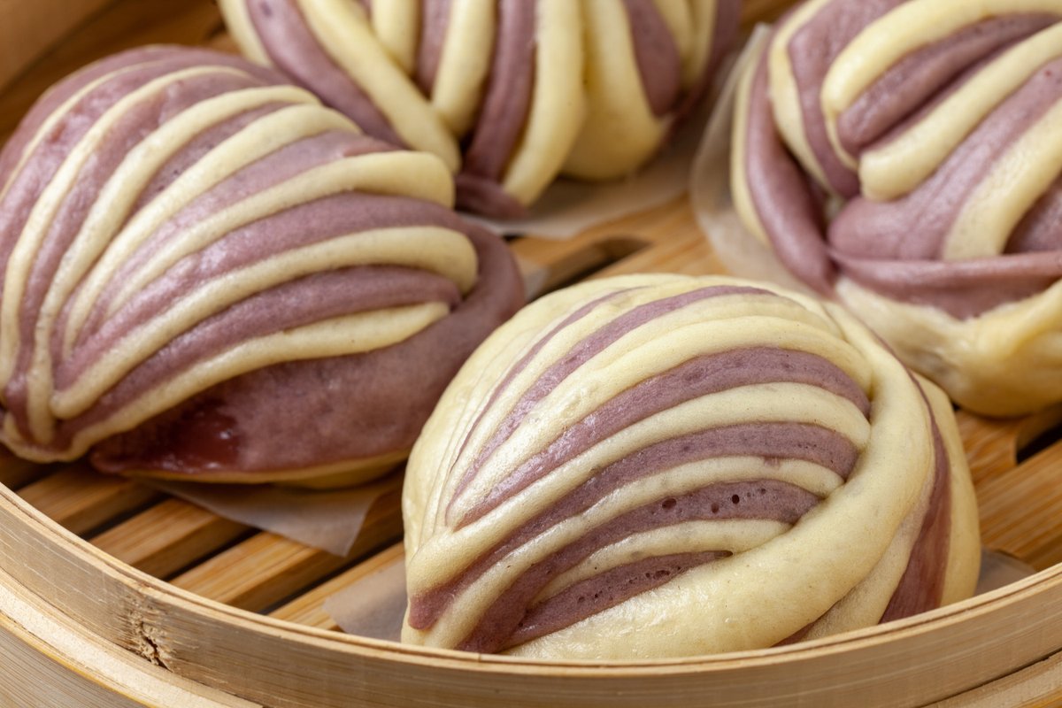 Masahito Sato 花巻中華蒸しパン 中国語だと花捲フアジュアン また作ってしまった 好きだから仕方ない 花捲は葱を挟んだものが多いが今回はマントゥーと同じ生地 白と紫芋入りの2色 結構大きなのを8個作ったが3日と持たなかった この形はほんの一例