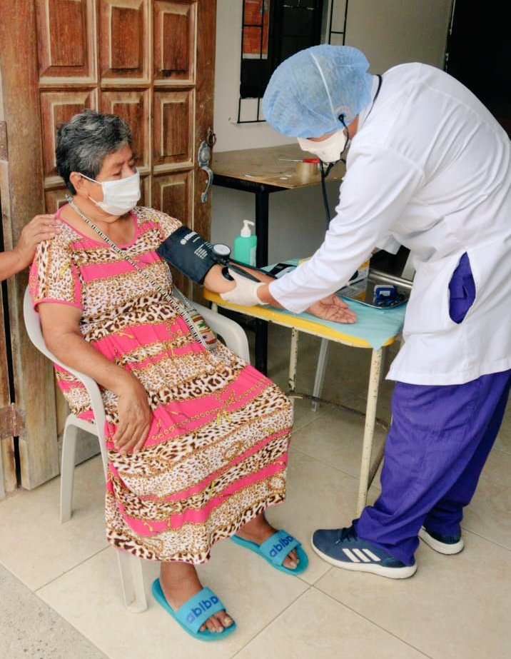 DPS_LosRios's tweet photo. En 23 unidades de salud del cantón #SantaElena se brinda atención contínua a todos los pacientes que acuden a recibir atención médica. Se ha habilitado espacios para la atención de sintomáticos respiratorios a fin de detectar casos sospechos de #Covid19ec. #ActiviadosPorLaSalud https://t.co/eXeJFUVQIy