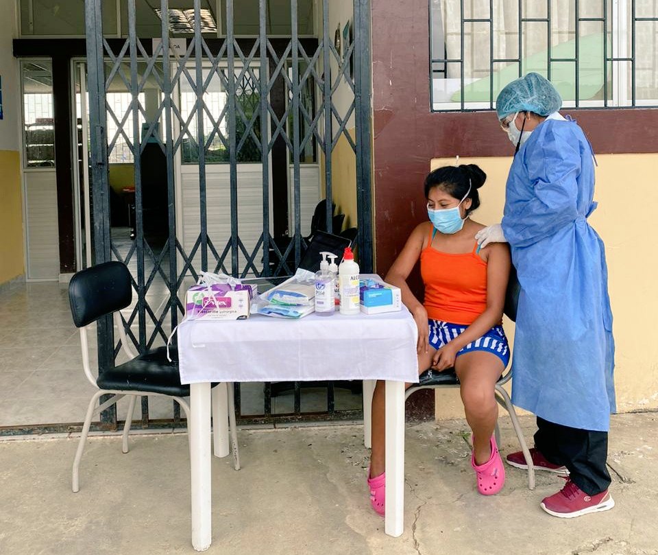 DPS_LosRios's tweet photo. En 23 unidades de salud del cantón #SantaElena se brinda atención contínua a todos los pacientes que acuden a recibir atención médica. Se ha habilitado espacios para la atención de sintomáticos respiratorios a fin de detectar casos sospechos de #Covid19ec. #ActiviadosPorLaSalud https://t.co/eXeJFUVQIy