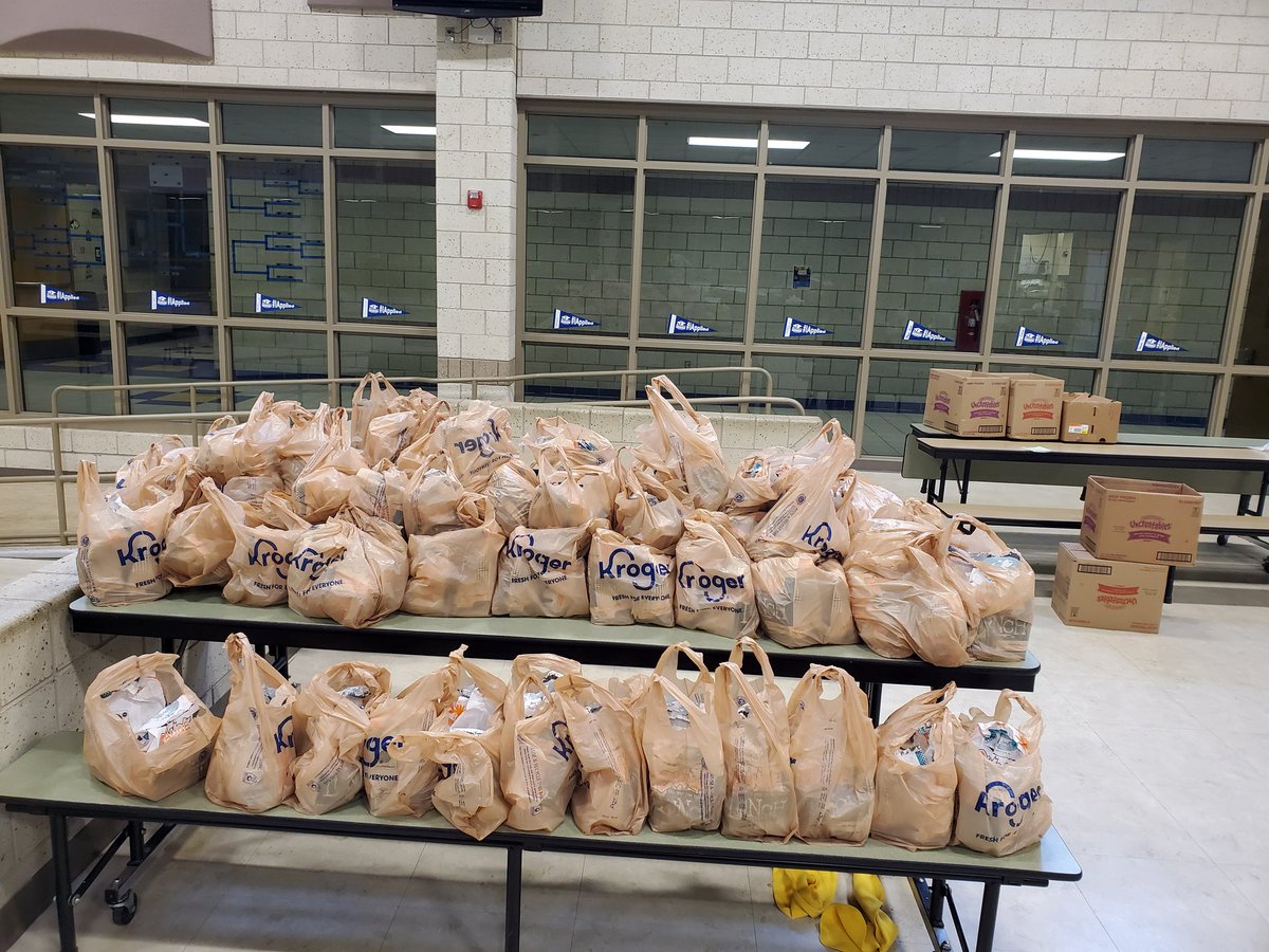 DawnPully's tweet photo. @SchoolMealsRock Today we served (541 kids) 1623 breakfast and 1623 lunches for the weekend! And I could not have pulled it off without my AMAZING staff! #Bendlelunchstaffrock! https://t.co/AIvaA4bZzD