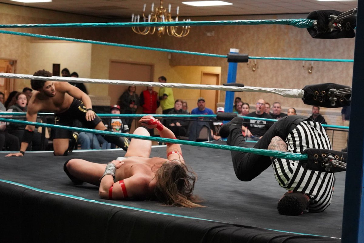 MikyMambo's tweet photo. When you decide to stop reffing, and start breakdancing instead🤷🏻♂️ #ElRef #ElRef123 #ElRefNation #Wrestling #ProWrestling https://t.co/8M7Lzz9qOV