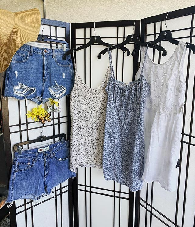 RunwayTacoma's tweet photo. Our favorite spring color scheme 🦋🌾 Distressed F21 shorts (size 26) $7.00
Levi’s denim shorts (size 27) $7.75
Floppy hat $6.50
Brandy cream floral dress (one size) $12.75
John Galt blue floral dress (one size) $12.75
Kimchi Blue white dress (size sma… https://t.co/IoxWNprguQ https://t.co/4AeXp2V1AA