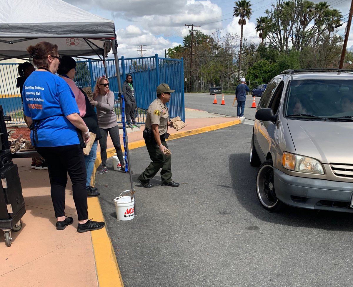 Today our Sheriff's Resource Officer G. Dominguez helped pass out breakfast and lunch to students at Bloomington High School.  #cjusd #mealstogo #bloomingtonhighschool <a href="/ColtonJUSD/">Colton Joint Unified</a>