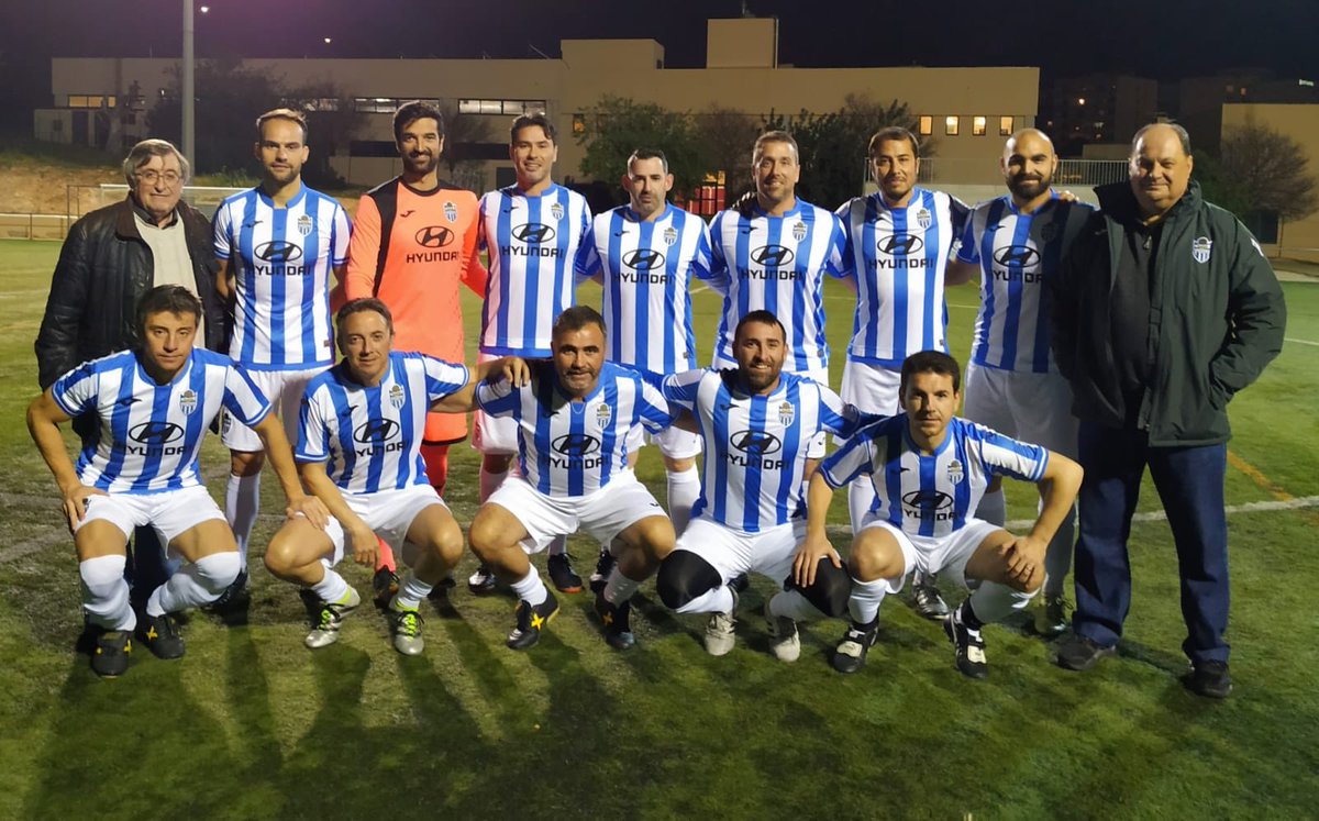 atleticbalears's tweet photo. 🤝 ⚽️ Dies abans que esclatàs aquesta crisi sanitària, els nostres veterans jugaren un amistós 🆚 metges @ibsalut al camp @agoraportals 

👨‍⚕️ Ara tots els sanitaris lluiten per ajudar els malalts i cada dia els dedicam un 👏🏻 

#TORNAM ⚪️🔵 https://t.co/ozboMIiqDi