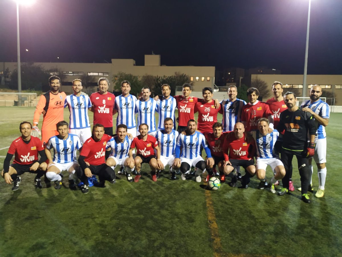 atleticbalears's tweet photo. 🤝 ⚽️ Dies abans que esclatàs aquesta crisi sanitària, els nostres veterans jugaren un amistós 🆚 metges @ibsalut al camp @agoraportals 

👨‍⚕️ Ara tots els sanitaris lluiten per ajudar els malalts i cada dia els dedicam un 👏🏻 

#TORNAM ⚪️🔵 https://t.co/ozboMIiqDi