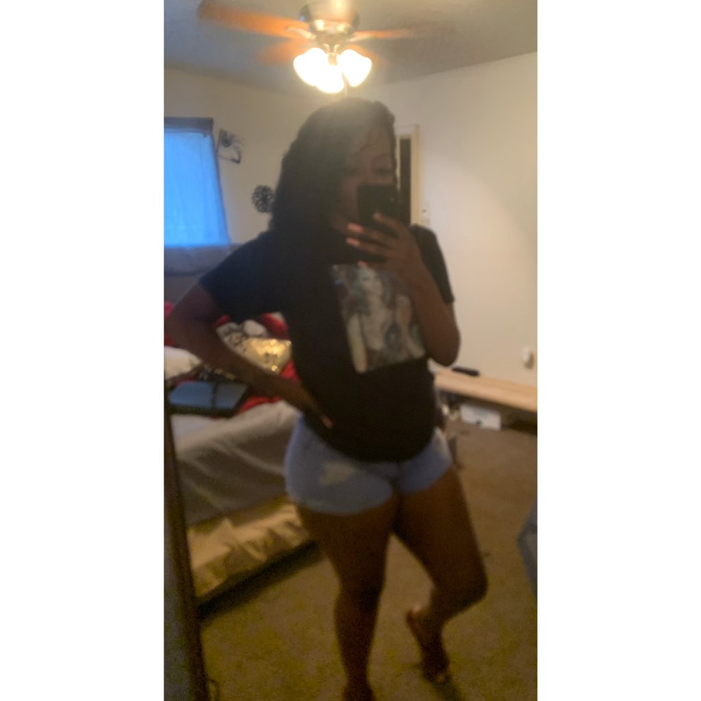 PRETTY_Deedie's tweet photo. #blurrybutcute🥰😂 #backcameraOV https://t.co/wVKXpV334V