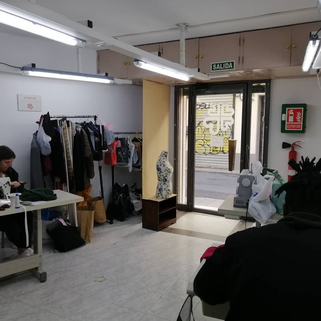 caritas_cordoba's tweet photo. ¡URGENTE! Necesitamos tela de algodón y gomas para hacer mascarillas 😷 para quien más la necesita. Si eres una tienda,mercería o particular y tienes tela  y material de costura para donar contacta.Lo recogemos y el taller solidario de Costura Dorcas se pondrá manos a la obra. https://t.co/MC3ilDHzP2
