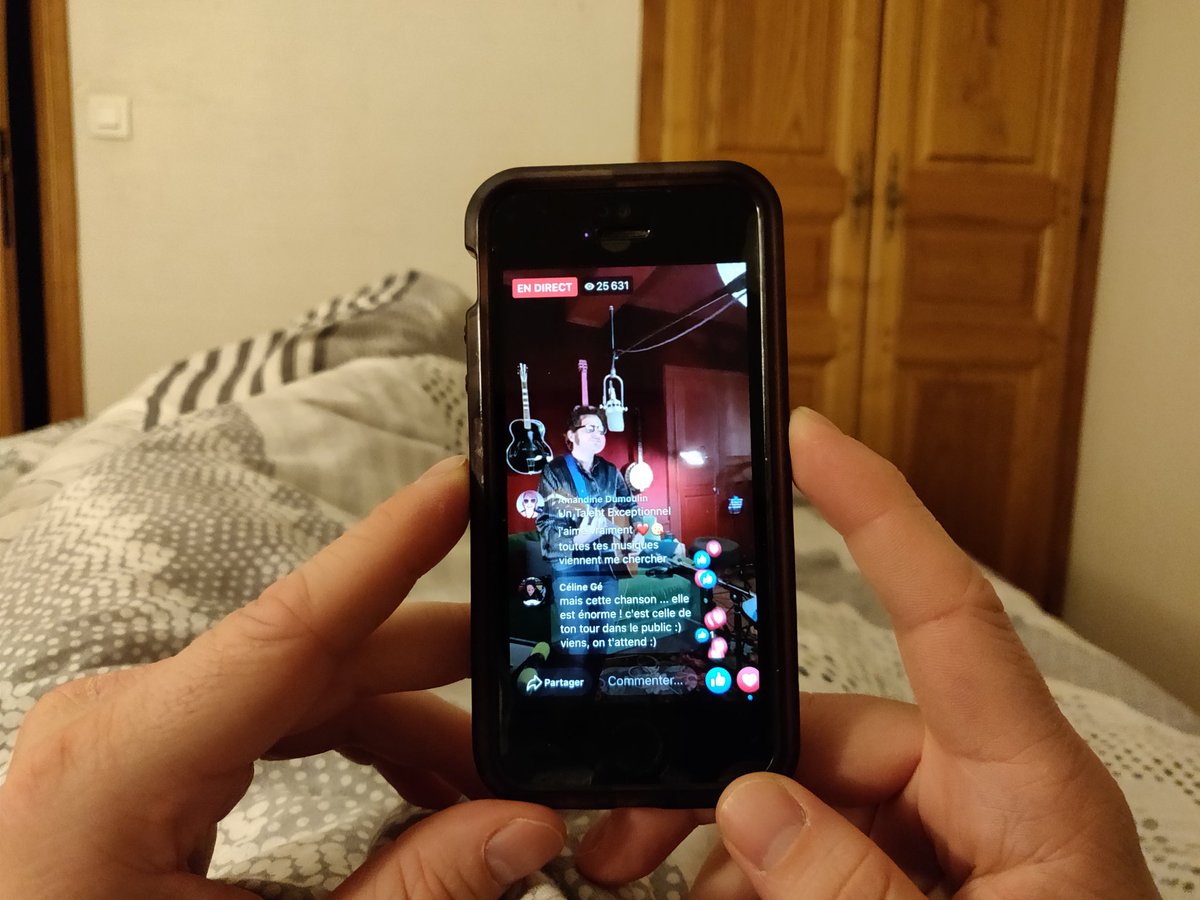 AudreyPayen's tweet photo. Un live de @M_Chedid depuis le lit 💛 vous êtes vraiment un Grand ! Vivement la reprise de votre tournée et à bientôt à #Bordeaux. #ConfinementJour4 https://t.co/oEI9UAhPUn