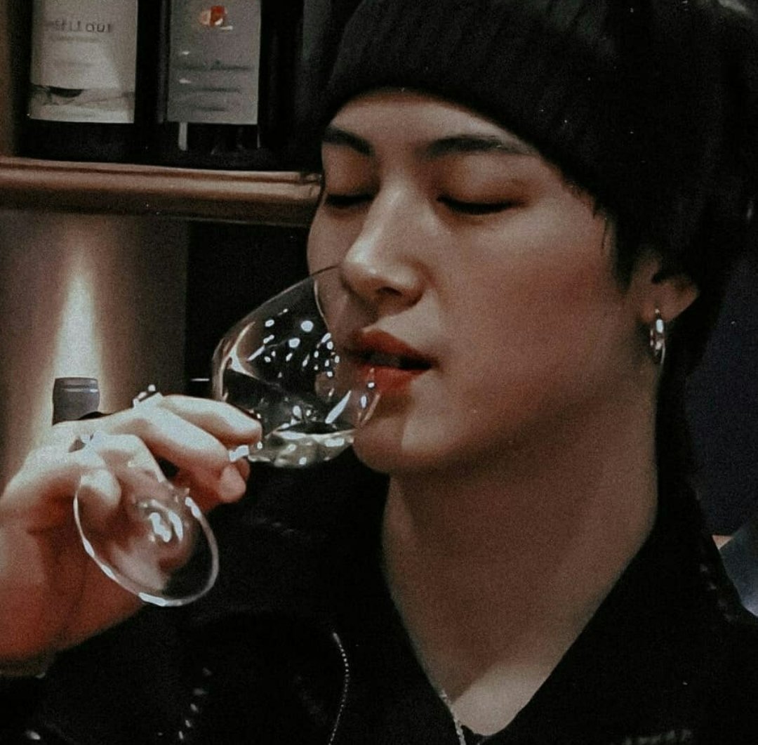 B1LLY097's tweet photo. ㅤㅤ❪ 🥂 ١  so tell me ɯhч mч gods look lıke чou   ⸼۰ ۪۪۫۫   ᥲᥒd tᥱᥣᥣ mᥱ ᥕhყ ιt's ᥕroᥒg. 
                   ₊̣̇ 𝑤𝑎𝑛𝑛𝑎 𝑑𝑟𝑖𝑛𝑘 𝑤𝑖𝑡𝘩 𝑚𝑒, 𝑏𝑎𝑏𝑦? https://t.co/PyV97rJJhm