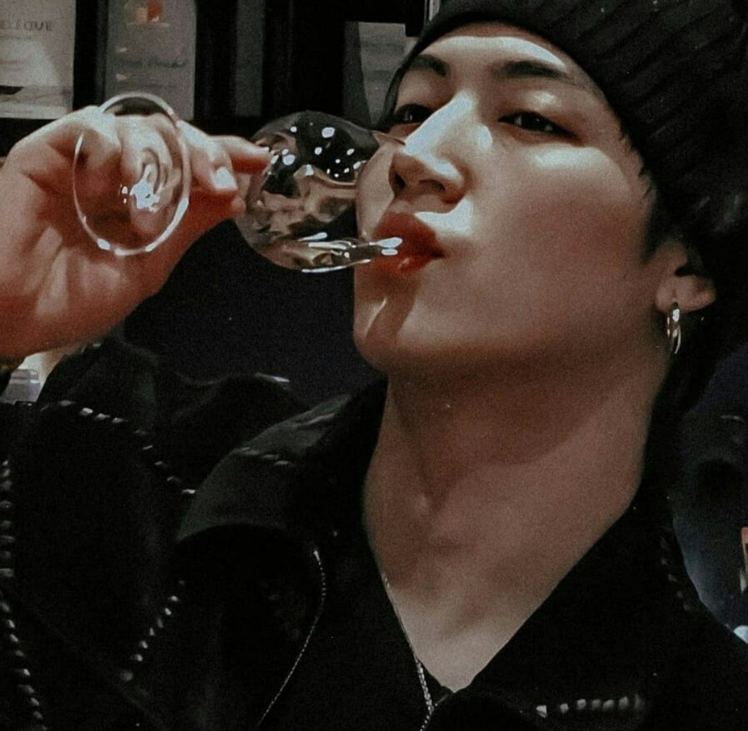 B1LLY097's tweet photo. ㅤㅤ❪ 🥂 ١  so tell me ɯhч mч gods look lıke чou   ⸼۰ ۪۪۫۫   ᥲᥒd tᥱᥣᥣ mᥱ ᥕhყ ιt's ᥕroᥒg. 
                   ₊̣̇ 𝑤𝑎𝑛𝑛𝑎 𝑑𝑟𝑖𝑛𝑘 𝑤𝑖𝑡𝘩 𝑚𝑒, 𝑏𝑎𝑏𝑦? https://t.co/PyV97rJJhm
