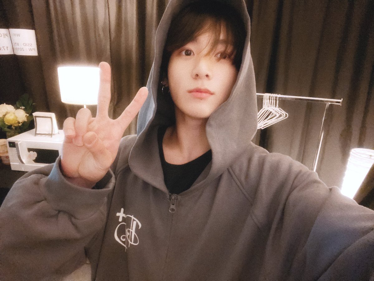 namkookify's tweet photo. 「 The Art of Being a Fool: A Guide by Jeon Jungkook 」

namkook au where singer jungkook mistakenly tweets that he wants to beat rapper namjoon’s ass when that’s not what he meant. not at all. https://t.co/57CJFsVEZ0