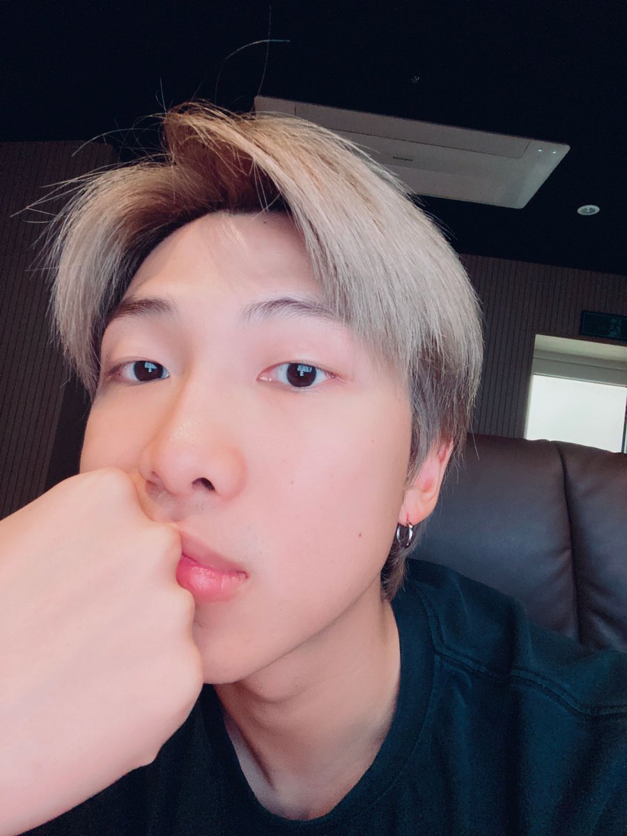 namkookify's tweet photo. 「 The Art of Being a Fool: A Guide by Jeon Jungkook 」

namkook au where singer jungkook mistakenly tweets that he wants to beat rapper namjoon’s ass when that’s not what he meant. not at all. https://t.co/57CJFsVEZ0