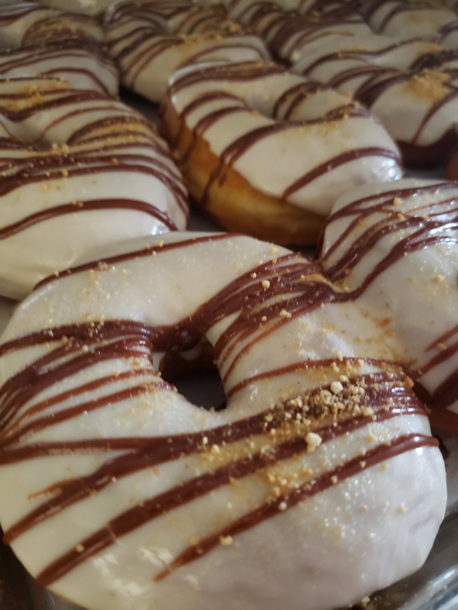 moonrisedonuts's tweet photo. ✨🍩In our case we have our 6 classics, strawberry shortcake,  cherry limeade,  cherry chocolate, blueberry cake, blueberries n cream, chocolate cheesecake,  mock turtle cheesecake ,espresso cheesecake , and faux reese's cheesecake 🙀✨ We went cheesecake crazy for tonight! https://t.co/3PYy9z8GFx