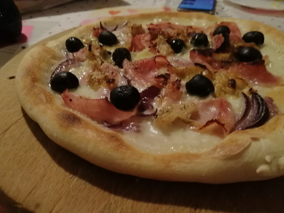 SandraMerizzi's tweet photo. La #pizza quella seria 😍
#PizzaLovers #impastare #gferrari #Foodinvasions https://t.co/QHiaoEPhEi