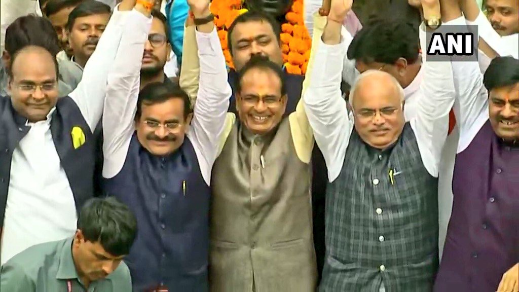 ProfSRK's tweet photo. Hearty Congratulations to my Guru Respected Shri @vinay1011 ji &amp; @ChouhanShivraj ji for #CongressMuktMP

One more milestone achieved towards #CongressMuktBharat

#MadhyaPradesh #BJPInMP #BJP4India

@sagenaradamuni @Rajput_Ramesh @VictoriousNamo @ShivshankarS @RamsaBJYM @IIGpandit https://t.co/fXlqzBLaOf