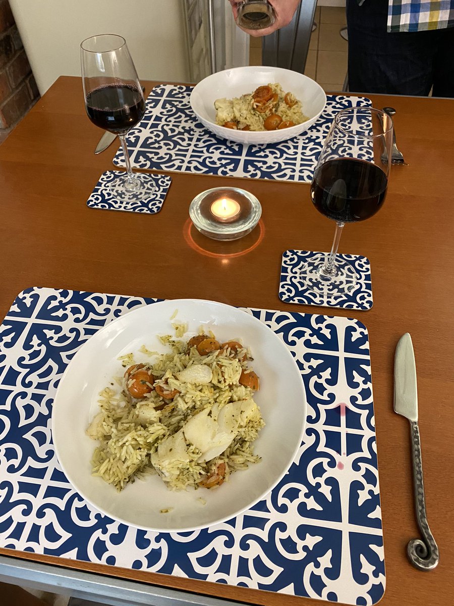 smallestginclub's tweet photo. Appreciating times are out of sorts @smallestginclub is making the best of time at 🏠. Tonight we @jamieoliver our #5ingredients meal accompanied by @keworganicgin @DowntonDistill1 #explorersgin - weather really defied the atmosphere #StaySafeStayHome https://t.co/WAAjiAabvR