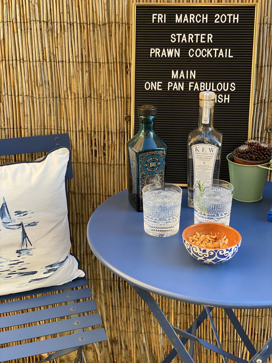 smallestginclub's tweet photo. Appreciating times are out of sorts @smallestginclub is making the best of time at 🏠. Tonight we @jamieoliver our #5ingredients meal accompanied by @keworganicgin @DowntonDistill1 #explorersgin - weather really defied the atmosphere #StaySafeStayHome https://t.co/WAAjiAabvR