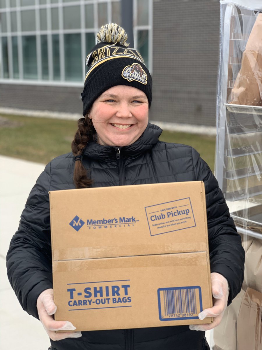 FoodRcs's tweet photo. Thank you to Debby’s Dollar for the donation of take out bags to make handing out meals just a little easier! @romeoschools https://t.co/iq9sqiIMW1