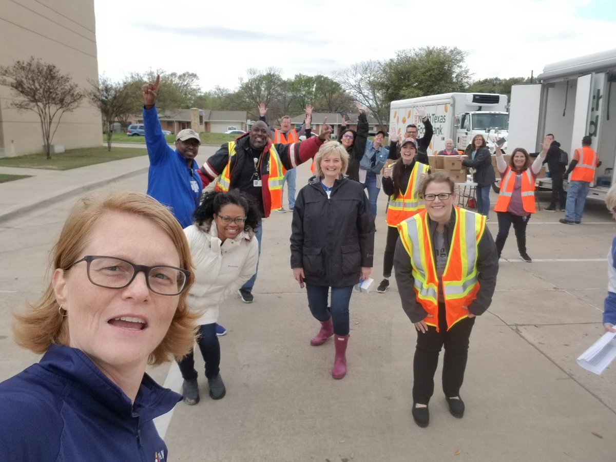 EdGuruMcCutchen's tweet photo. PISD representatives helping with @ntfb distribution....at a distance. https://t.co/j3WDRWeKyf