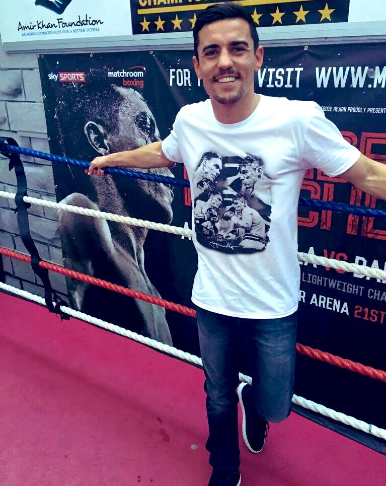 martine_marty's tweet photo. I treasure this T-Shirt of @ant_crolla and #Parez only 8 made! Painting by the amazing @Jayconnollyart 😊 #boxing #memories #TeamCrolla 🥊 👏🏻🙌🏼 https://t.co/pHYJdD89gs