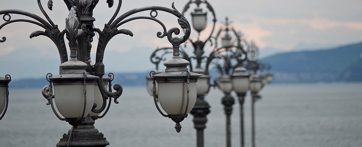 lucioulian's tweet photo. #Trieste alla finestra https://t.co/vtMSL1x9Ij