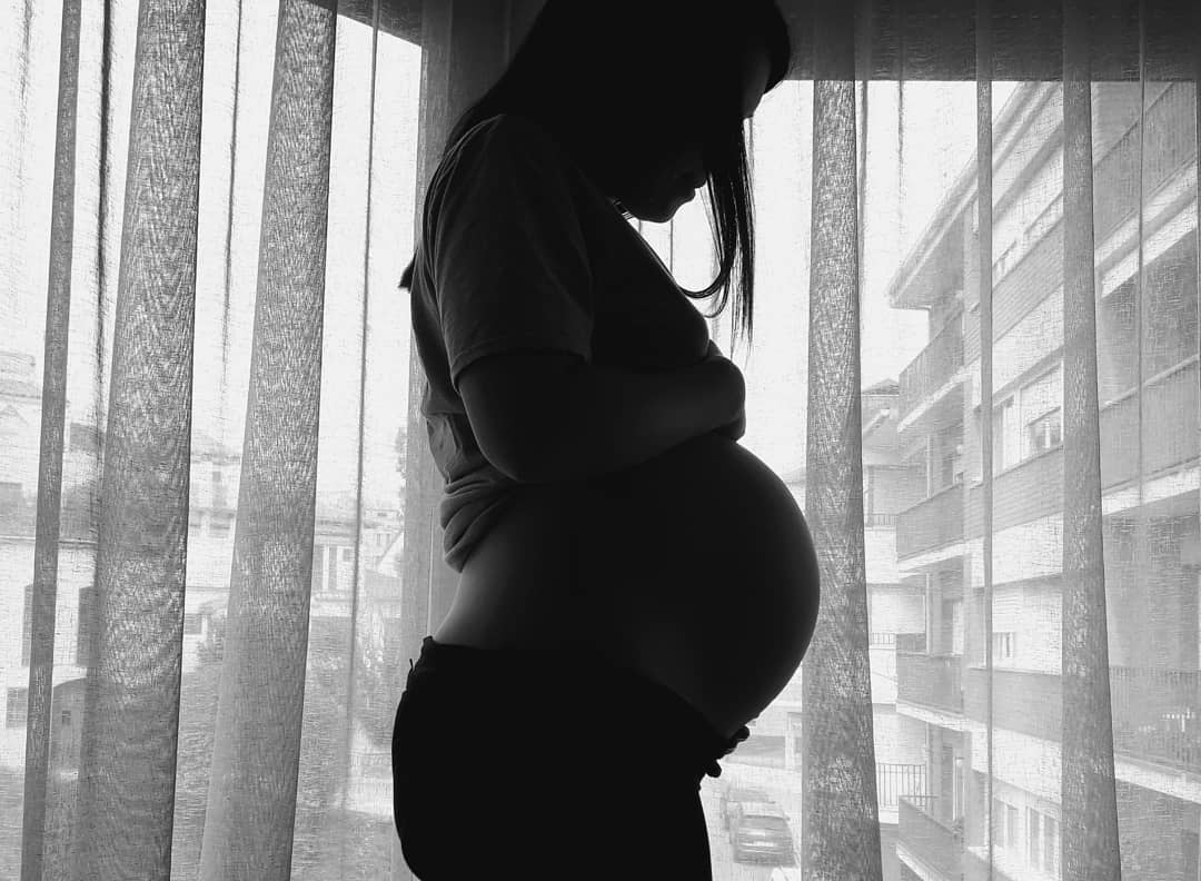 La cuenta atrás está aquí, ahora nos toca estar más que alertas para salir corriendo hacia el hospital, además de tener que avisar con prisas a mi familia y la de Scorp. Estoy de los nervios.