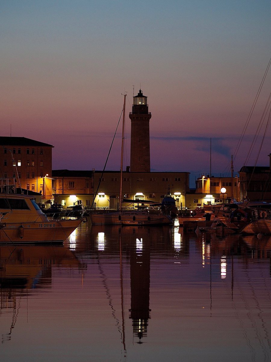 lucioulian's tweet photo. Punto di riferimento

#Trieste

Il faro https://t.co/C03cEklost
