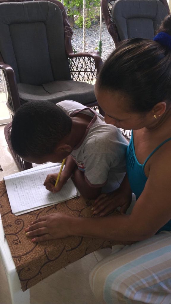 DistritoTapia's tweet photo. Madre apoyando su hijo en las actividades asignadas por los docentes de la escuela Juan Ventura del distrito educativo 07-07 de Villa Tapia.
#ClasesVirtual
#MinerdContraCoronavirus19
@EducacionRDo
@regional7mineRD
@pesqueiradiego https://t.co/X0WSBXOcAm
