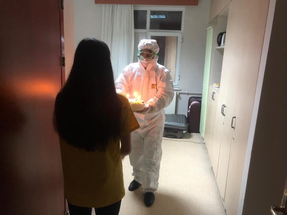 Fedakar Sağlık Çalışanlarımız, Koronavirüs mücadelesinde destan yazıyor.
🚑👩‍⚕👨‍⚕🧑🏻‍⚕
Onlara minnet ve desteğimizi göstermek için,
Evde kalalım, 
Tedbirli olalım.
🚑AR-GE TÜRKİYE🚑
<a href="/drfahrettinkoca/">Dr. Fahrettin Koca</a> <a href="/ziyaselcuk/">Ziya Selçuk</a>
#ÖğretmenlerSağlıkçılarınYanında