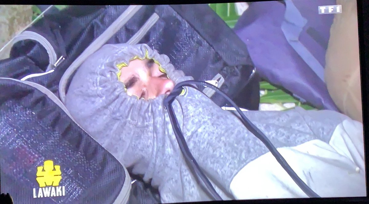 FamousAngelDar's tweet photo. Wallah Sam il peux y avoir la fin du monde il a rien a ciré 😭 #KohLanta https://t.co/g6ejmEm7D9