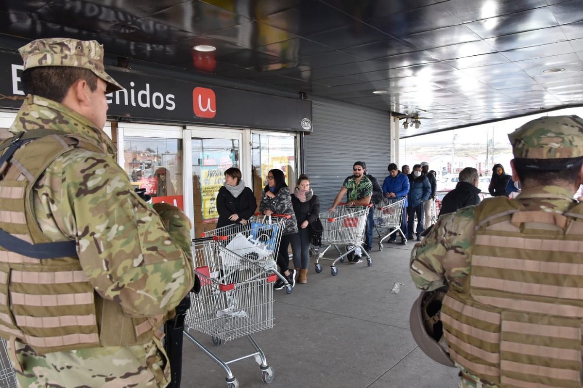 Armada_Chile's tweet photo. El Personal Naval de la Base Naval de #PuntaArenas junto con los Infantes de Marina del Destacamento IM Nro 4 “Cochrane” se despliegan en supermercados de la ciudad para ayudar a la comunidad. https://t.co/yVUbJtrFIA