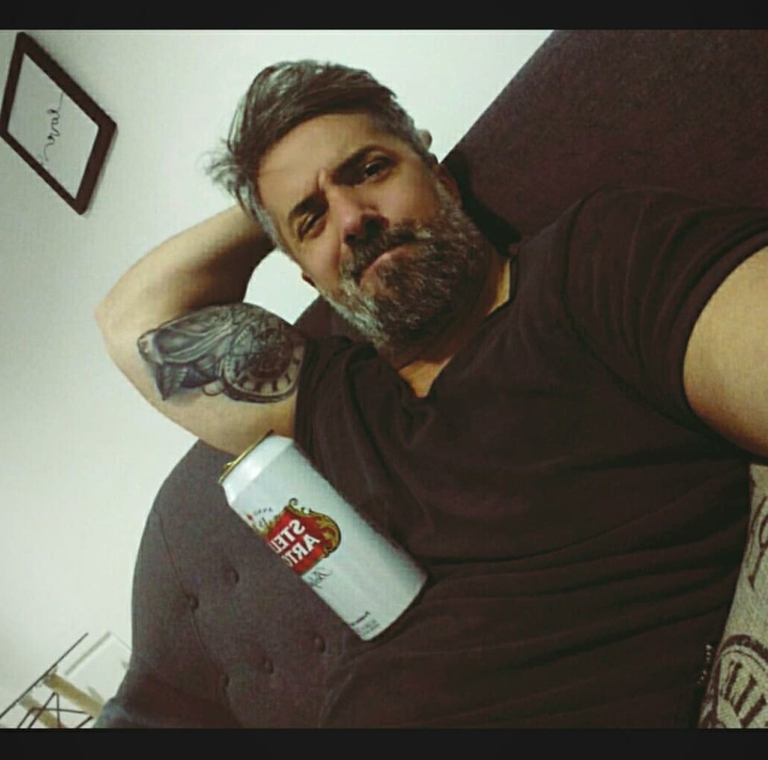 Locomarten1's tweet photo. Bueno acá va mí primer twitt...gracias a todos por seguirme en especial a @dra_rocks y @OrningRodriguez por dar a conocer mí paisana vida en La Plata, y de paso le comento entre tantas habilidades q tengo, puedo sostener la cerveza con la panza. https://t.co/uWy7YkDf58