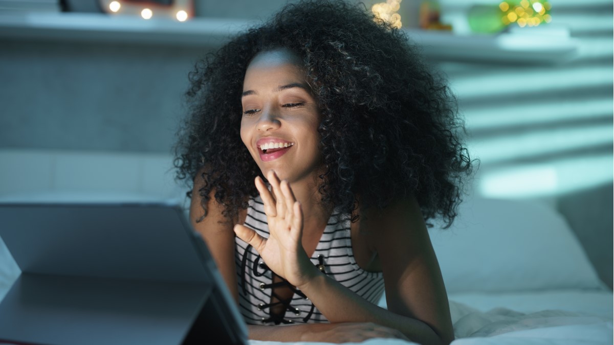 nycHealthy's tweet photo. Even though we’re staying home, we still need to stay connected. Here are a few ways to connect from home: 
📱 Call, video chat or text friends and loved ones
💻 Join an online group or club
🖱️  Start a new online group with friends
More info: https://t.co/usMsftiWxa https://t.co/i6GFrgVKIw