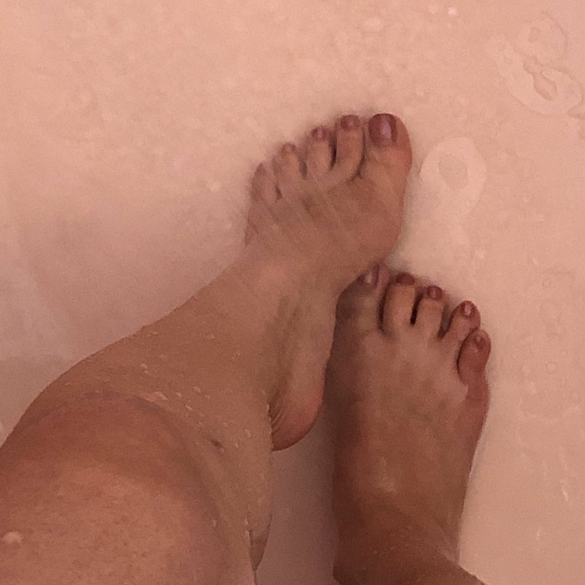AsianLilFeet1's tweet photo. Feet in the shower... go to https://t.co/6kcLpxGRTq to see the video!! 🚿 #footfettish #wetfeet #asianfeet #petitefeet https://t.co/ZdoygRwNmc