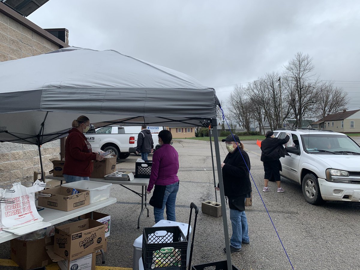 Our amazing staff served nearly 1,400 students free breakfast and lunch meals this week. They are also going above and beyond and will be distributing meals all next week over spring break. #R3Inpires <a href="/LebanonR3/">Lebanon Schools</a>