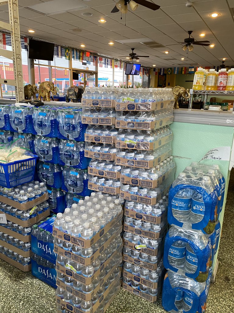 galilea_montana's tweet photo. PLEASE SHARE! My suegro has a store/restaurant called Tienda Centroamérica. The virus situation has affected the sales and he wants to ensure that the health and safety of customers is the top priority. Please come shop here for your central american products and authentic food! https://t.co/Vwbyy8MKrh