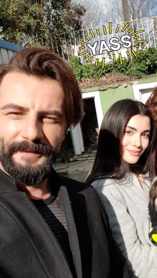 CastleVivita's tweet photo. You glow differently when you're actually happy. #ÖzBerk 🐣💞🐻🍃
Great photo of Özge and Gökberk behind the scenes 📷🧔👩🏻🎬. #cutepartners #dimpledcouple #selfietime🤳
#ReyhanTarhun #ÖzgeYağiz 🦋🌼
#EmirTarhun #GökberkDemirci 💣💥
#MrMrsTarhun #ReyEm #Yemin
@yeminkanal📺 https://t.co/FFK4qlGDDy