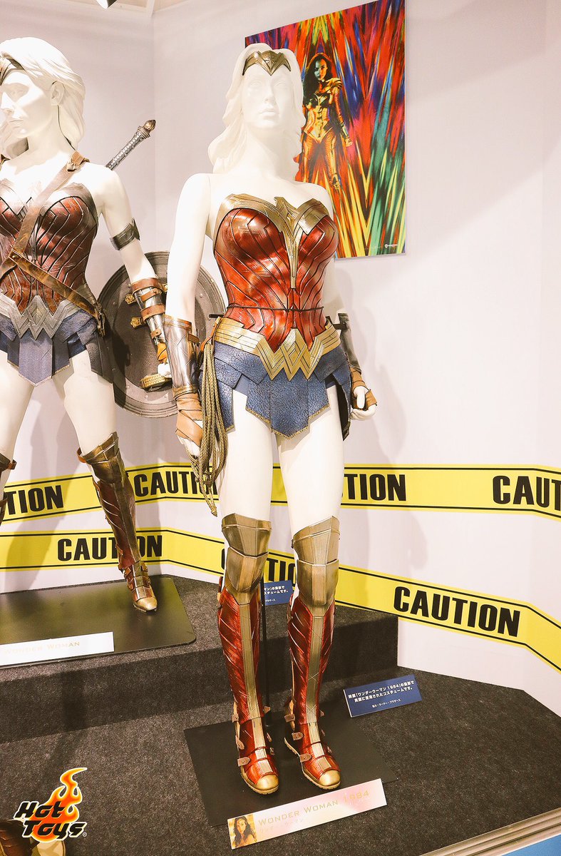 dcc_brasil's tweet photo. Durante o #DCAllStars evento especial comemorativo de #BirdsOfPrey.

Os traje de #WonderWoman e de #WonderWoman1984 foram colocados lado a lado, para que possam identificar claramente as diferenças, especialmente nas cores brilhantes da versão de #WW84. 

Traje do Joker presente. https://t.co/JKERI9IAtu