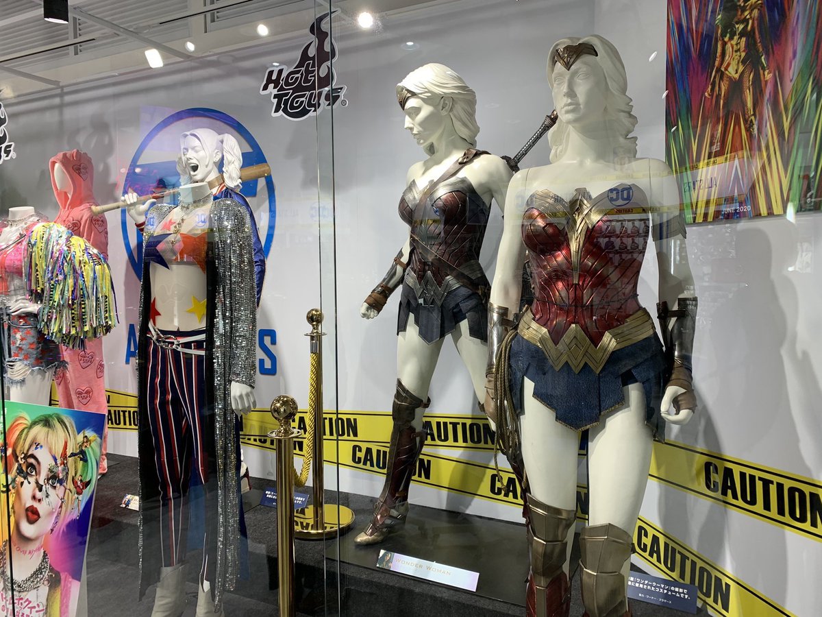 dcc_brasil's tweet photo. Durante o #DCAllStars evento especial comemorativo de #BirdsOfPrey.

Os traje de #WonderWoman e de #WonderWoman1984 foram colocados lado a lado, para que possam identificar claramente as diferenças, especialmente nas cores brilhantes da versão de #WW84. 

Traje do Joker presente. https://t.co/JKERI9IAtu