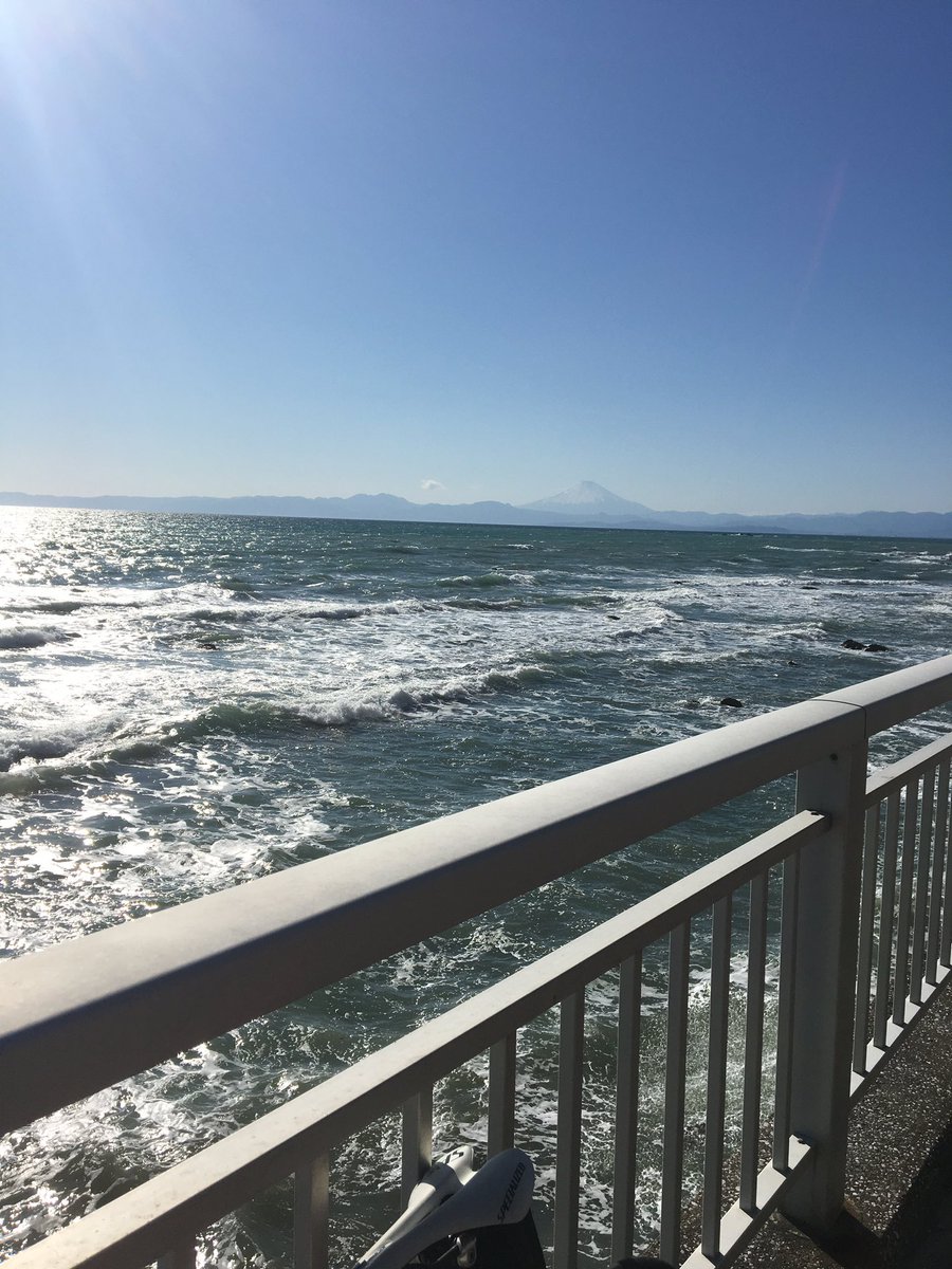masaroadbik's tweet photo. 三浦半島一週ライド。風が強く波🌊も凄い。遠くに富士山。 https://t.co/R0ibEgDKxV