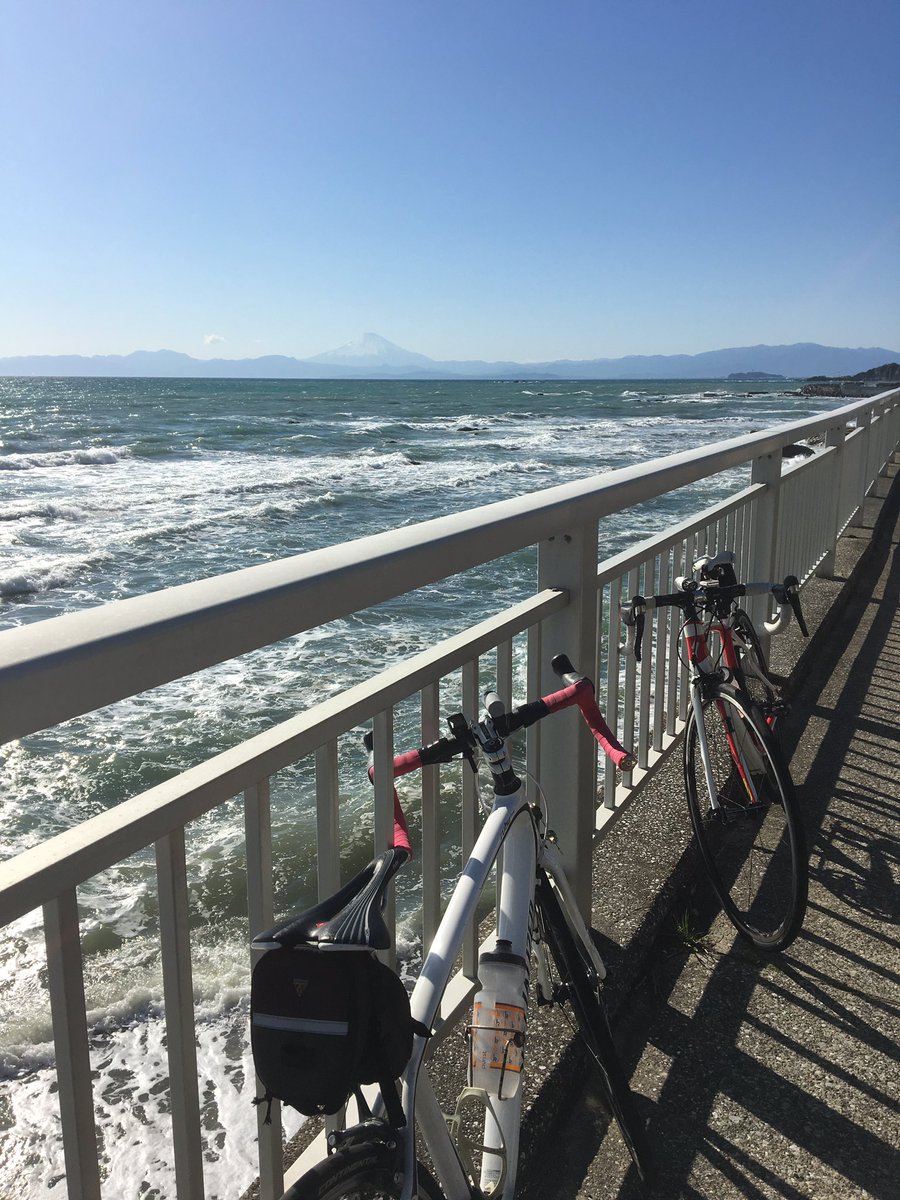 masaroadbik's tweet photo. 三浦半島一週ライド。風が強く波🌊も凄い。遠くに富士山。 https://t.co/R0ibEgDKxV