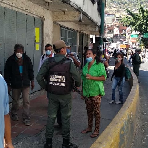 ADI_Caricuao's tweet photo. #20mat Acompañamiento a nuestra @GNBoficial en la Carretera Nacional Caracas- los Teques a fin de incrementar las medidas de ingreso y egreso de los transeúntes que circulan por dicho eje de acceso, dándole cumplimiento a la ordenanza de cuarentena social @MiliciaBV1 https://t.co/EmXHaglhYJ