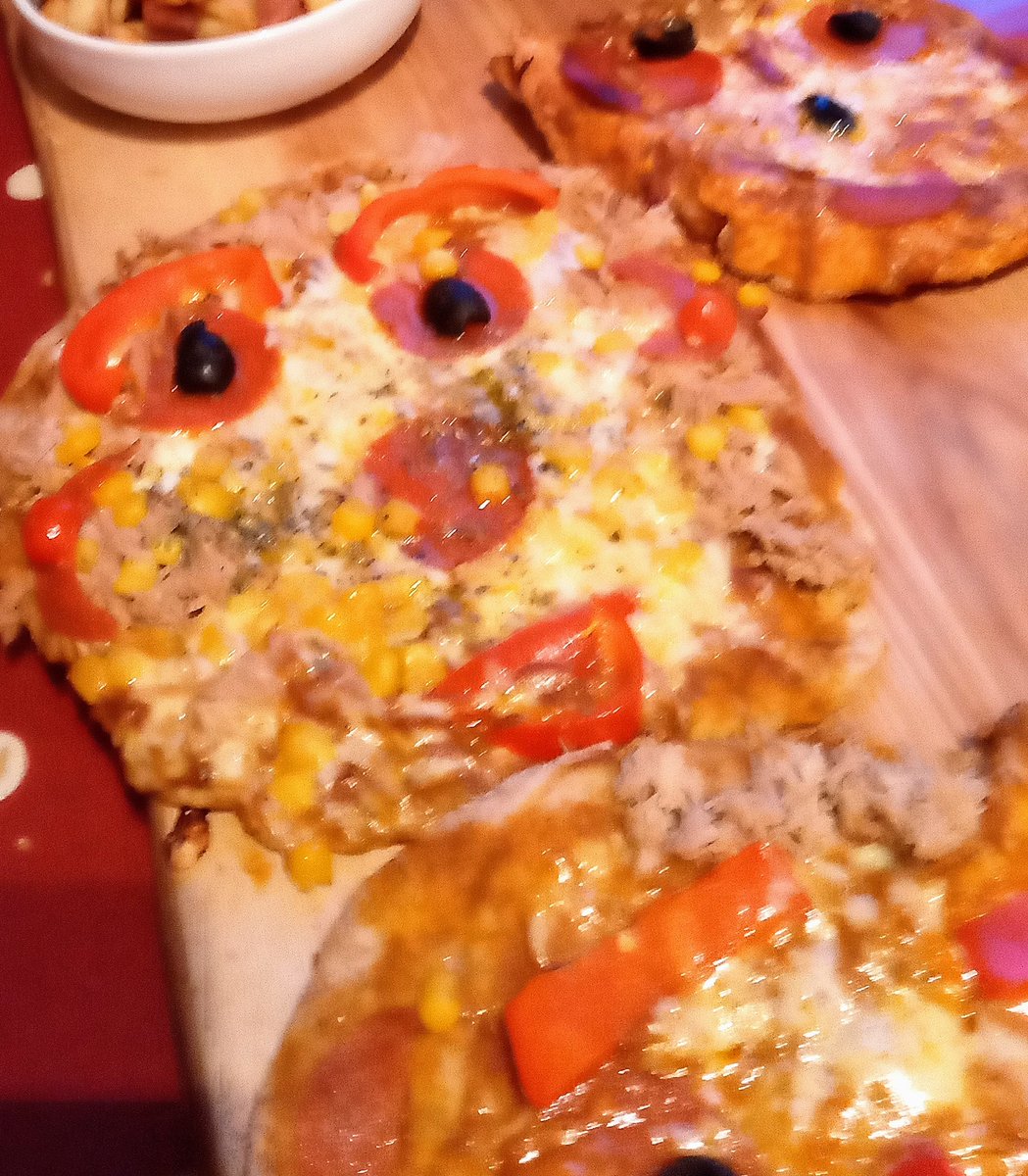 Candy_Jar's tweet photo. My three daughter's Shane the Chef face pizzas. To win a copy of the cookbook visit: https://t.co/Z9kODLPgcl @channel5_tv #shanethechef https://t.co/pyUMhAYYLf