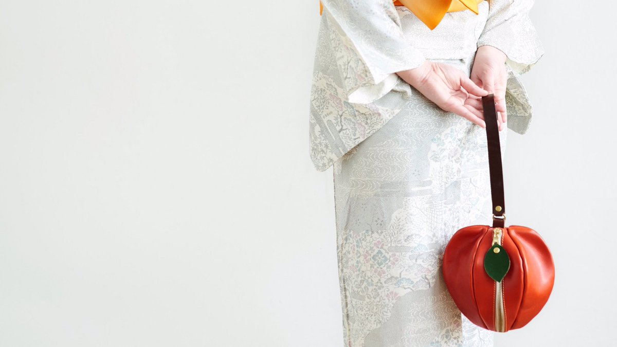 Kaleidoscope カレイドスコヲプ 桜財布 3 31まで りんごの巾着風ポーチ 着物や浴衣の時に持っている 小さな巾着ポーチをりんごにしたら そんな発想からつくりました ちょっと 提灯 っぽくも見えますね 艸 シンプルなワンピースなどに