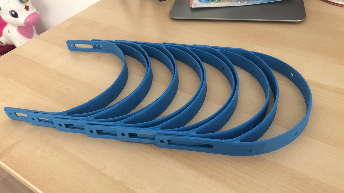 pherediagil's tweet photo. La comunidad maker de Huesca seguimos imprimiendo sin descanso las viseras para hospitales y centros que necesitan!! Unidos a los miles de makers de toda España que están haciendo cosas tan importantes como @ReesistenciaT y su prototipo de respirador. 👏🏼👏🏼
#YoMeQuedoEnCasa https://t.co/y5ty9t3s1f