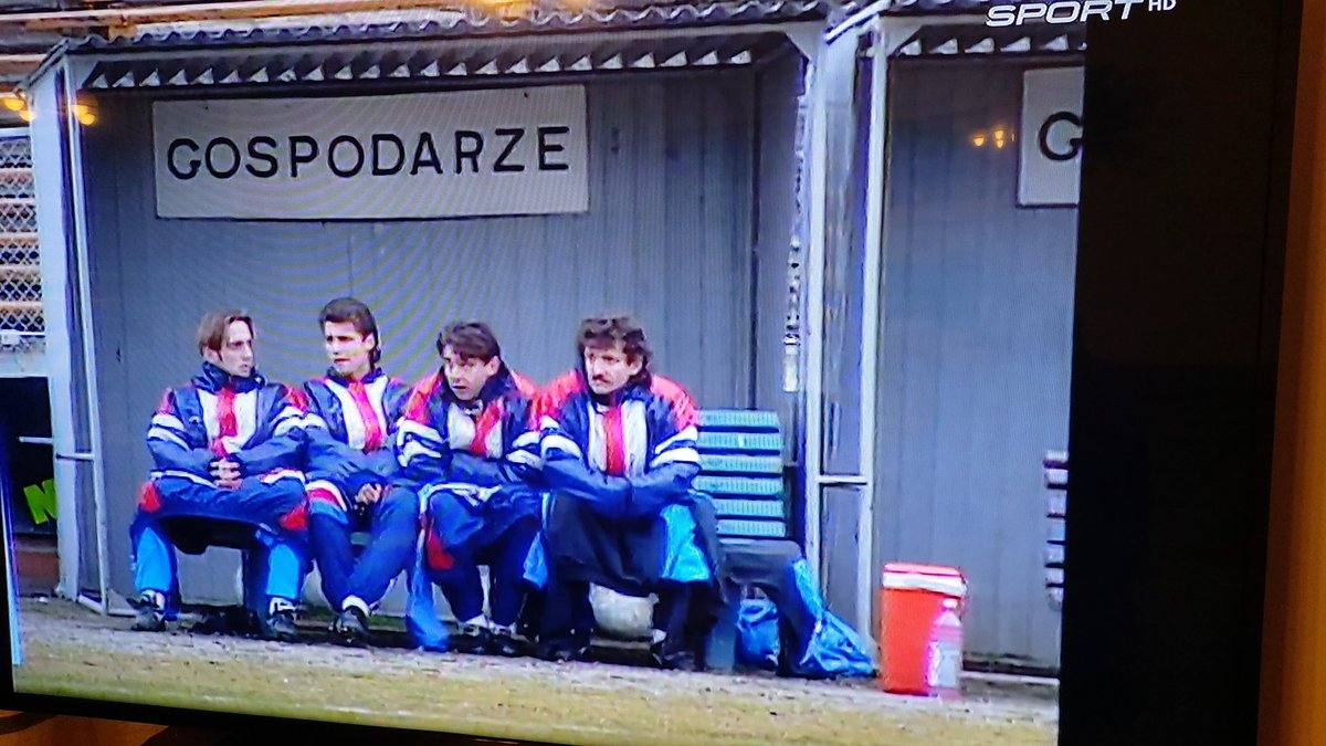 Cudownie oglada sie ten klimat lat 90. Te twarze, te stadiony, ten koloryt! Zreszta bylem na pokazywanym meczu Gornika z Petrochemia. Magazyn GOL z marca 1995. #weszlofm