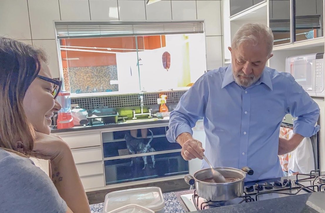 JanjaLula's tweet photo. Aqui em casa, nessa quarentena, ele também vai para o fogão. Espero que todos estejam bem e se cuidando. https://t.co/XHYJSyFemA
